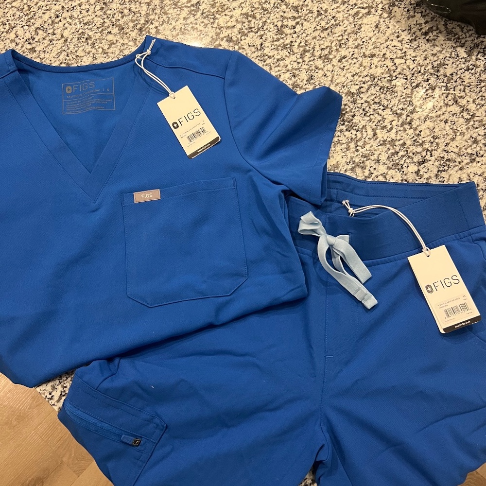Women’s Figs Scrub Top & Bottoms
